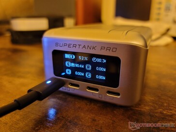 Recarga de nosso Zendure PowerTank Pro a 90 W. A carga diminui para 50 W com 70% de carga e depois 27 W com 80% de carga ou mais, muito parecido com outras baterias de íon-lítio