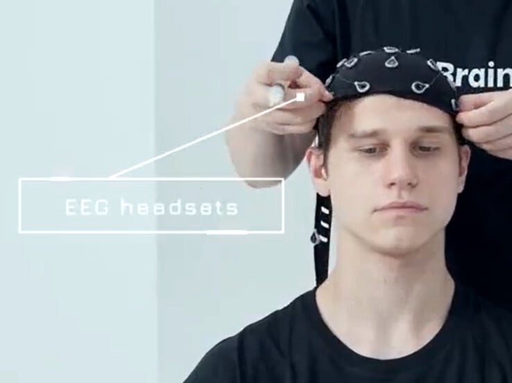 Um capacete cerebral lê sinais elétricos dos pensamentos para controlar robôs remotamente.