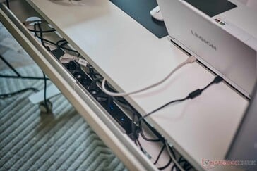 A parte traseira do tampo da mesa pode ser dobrada para facilitar o acesso