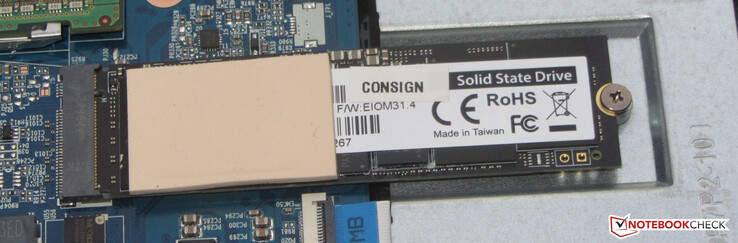 Um SSD PCIe-4 serve como a unidade do sistema.