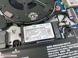 Ambos os SSDs (M.2-2242 &amp; M.2-2280) podem ser substituídos.