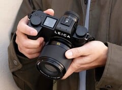 A nova Leica Summilux é significativamente menor e mais acessível do que sua versão anterior.