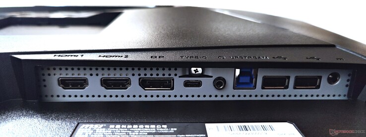 Da esquerda para a direita: 2x HDMI 2.0, DisplayPort 1.4a, USB Type-C DP, conector de fone de ouvido, USB Type-B Upstream, 2x USB 2.0 Type-A, DC-in