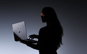 O Surface Laptop Ultra pesa 2 kg.