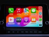 Tela inicial do CarPlay com ícones de aplicativos na tela sensível ao toque de um Kia