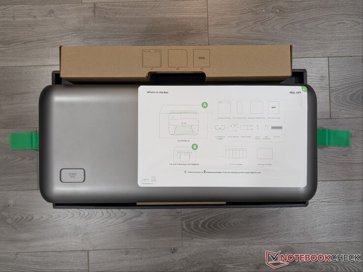 Impressora UV E1 na caixa com instruções de configuração.