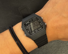 O Casio F-B100W-1BJF (na foto) no pulso.