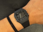 O Casio F-B100W-1BJF (na foto) no pulso.