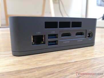 Atrás: Gigabit RJ-45, 2x USB-A 3.0, 2x HDMI 2.0, adaptador AC