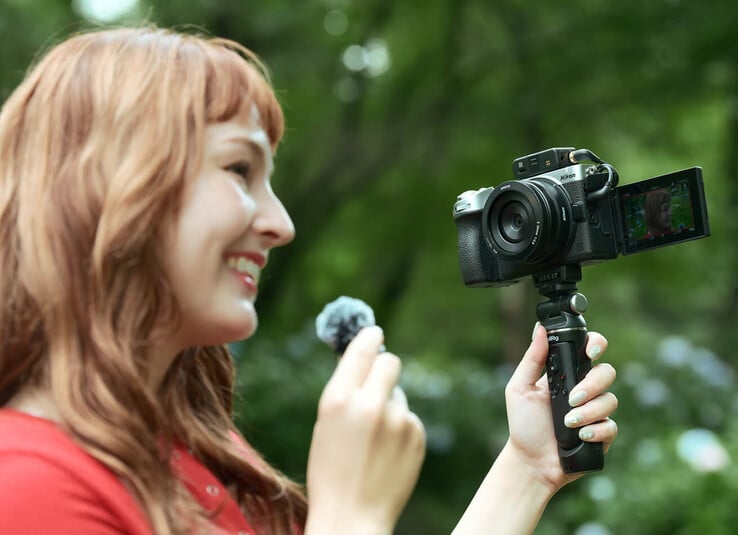 A câmera Nikon Z5IIC possui um estabilizador de imagem integrado de 7,5 stops para ajudar os criadores a capturar vídeos e fotos nítidos.