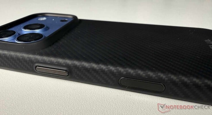 A capa Pitaka Summa envolve totalmente o iPhone 17/18 Pro (Max) por todos os lados.