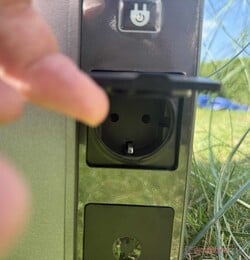 As tomadas de energia de reserva com o interruptor de ligar/desligar acima delas.