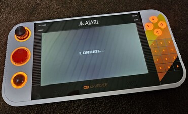 Ao inicializar, todos os controles se iluminam com o SmartGlow (Fonte da imagem: Marc Zander, Notebookcheck)