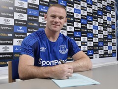 Waryne Rooney assinando um documento. (Fonte da imagem: Official Wayne Rooney) 