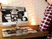 Miani estripou um antigo iMac e substituiu seus interiores por um M1 Mac Mini. (Fonte da imagem: Luke Miani)