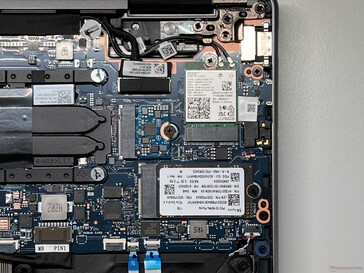 Módulo WLAN intercambiável e SSD M.2-2242