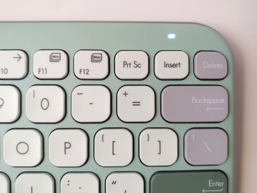 Uma luz branca de status do teclado indica mudanças de conexão ou de modo. (Fonte da imagem: Notebookcheck)