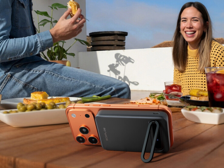 O Rapid Mag 15W Qi2 Power Bank tem um suporte integrado para uso com as mãos livres. (Fonte da imagem: EcoFlow)