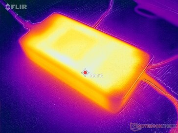 O adaptador AC pode chegar a mais de 40 C quando a carga é muito alta por longos períodos