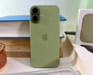 O Apple iPhone 17 cresceu apenas minimamente em comparação com o iPhone 16 e, com 177 gramas, pesa apenas 12 gramas a mais do que o iPhone Air. (Fonte da imagem: Notebookcheck)
