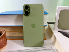 O Apple iPhone 17 cresceu apenas minimamente em comparação com o iPhone 16 e, com 177 gramas, pesa apenas 12 gramas a mais do que o iPhone Air. (Fonte da imagem: Notebookcheck)