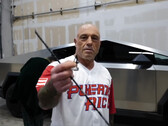Joe Rogan acertou o Cybertruck com uma flecha (imagem: JRE/YT)