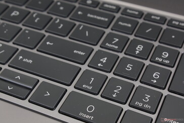 As chaves NumPad são ligeiramente mais estreitas e mais apertadas do que as chaves QWERTY principais