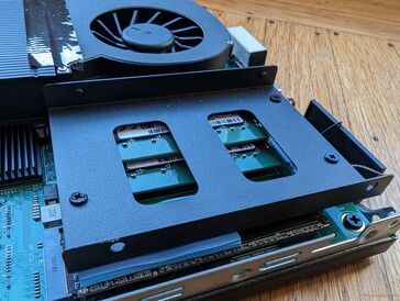 2.o caddy SATA III de 5 polegadas fica sobre o SSD M.2 e os slots de RAM