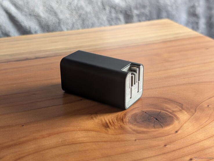 O adaptador USB-C da HP de 65 W possui pinos CA integrados e retráteis, bem como uma porta USB-C aberta na outra extremidade, compatível com praticamente qualquer cabo USB-C