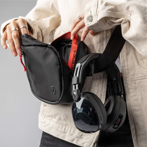 O Skullcandy Aviator vem com uma bolsa crossbody e não com um estojo de transporte. (Fonte da imagem: Skullcandy)