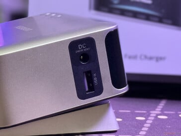 A porta DC e a porta USB A na lateral