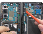 A desmontagem do Galaxy Z Fold4 não é para os fracos de coração. (Fonte da imagem: JerryRigEverything)