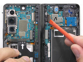 A desmontagem do Galaxy Z Fold4 não é para os fracos de coração. (Fonte da imagem: JerryRigEverything)