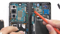 A desmontagem do Galaxy Z Fold4 não é para os fracos de coração. (Fonte da imagem: JerryRigEverything)