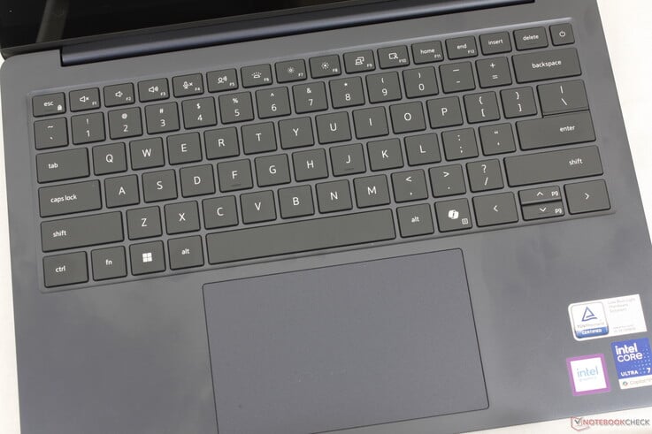 Apenas pequenas alterações no tamanho do teclado e do touchpad (12,8 x 7,8 cm contra 12,5 x 8 cm) quando comparado ao Dell 14 Plus do ano passado