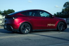 Um robotaxi Tesla Model Y pintado em Ultra Red. (Fonte da imagem: @AdanGuajardo/X)