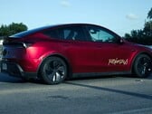 Um robotaxi Tesla Model Y pintado em Ultra Red. (Fonte da imagem: @AdanGuajardo/X)