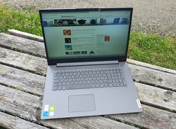 Lenovo V17 G2 ITL, unidade de teste fornecida pela NBB.com (notebooksbilliger.de)