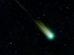 Uma imagem que mostra um cometa com uma cauda verde.