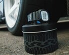 Relógio Casio G-Shock DW5600TT25-1 x Toyo Tires exibido em uma lata de metal com tema de pneu ao lado de uma roda de carro.