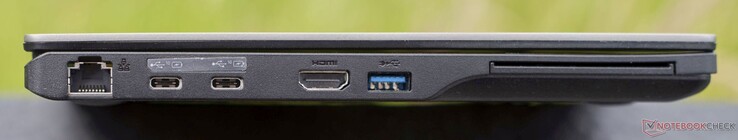 Esquerda: GBit RJ45, 2x USB-C 3.2 Gen2 (10 GBit/s, carregamento + DisplayPort 1.2), HDMI 2.0b, USB-A 3.2 Gen1 (5 GBit/s), leitor de cartão inteligente (opcional)