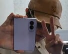 O cantor J-Hope, do BTS, já foi flagrado segurando o Samsung Galaxy Z Fold8 diante das câmeras.
