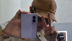 O cantor J-Hope, do BTS, já foi flagrado segurando o Samsung Galaxy Z Fold8 diante das câmeras.