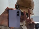O cantor J-Hope, do BTS, já foi flagrado segurando o Samsung Galaxy Z Fold8 diante das câmeras.