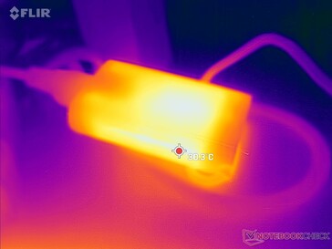 O adaptador AC chega a apenas 30 C quando a carga é muito alta por longos períodos