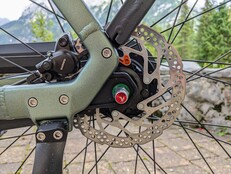 O Gazelle usa freios a disco hidráulicos da Shimano