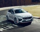 SUV de desempenho Hyundai Kona N dirigindo em uma pista de corrida. (Fonte da imagem: Hyundai)