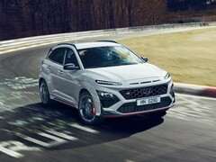 SUV de desempenho Hyundai Kona N dirigindo em uma pista de corrida. (Fonte da imagem: Hyundai)