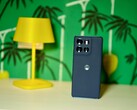 Elegante, não muito pesado, com durabilidade duradoura: O Motorola Moto G86 Power oferece aos seus usuários uma verdadeira independência. (Fonte da imagem: Notebookcheck)