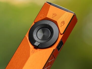A Olight ArkPro Ultra é controlada por um seletor giratório localizado ao redor do botão liga/desliga e por um botão lateral de ativação do laser.